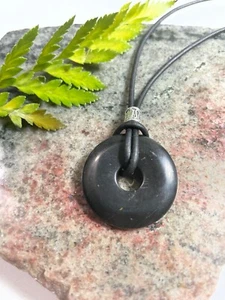 Collana con ciondolo ciambella unisex shungite pietra pi 35 mm corda pelle nera Reiki - Foto 1 di 12