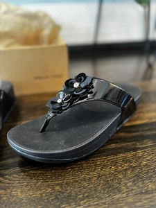 FitFlop Lulu Flower Black Patent Leather Thong Sandals Sizes 7 US / 38 EU NEW - Picture 1 of 9
