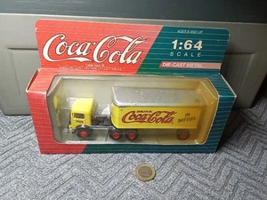 XX633 Coca-Cola 1:64 Mack "Coca Cola" confezione originale 3/2 semirimorchio valigia veicolo vintage nuovo ov - Foto 1 di 14