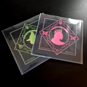 2x WICKED Soundtrack Limited Edition CLEAR Coloured Vinyl 7" ARIANA GRANDE - Foto 1 di 8