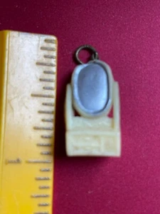 Espejo de tocador de juguete con dije de celuloide vintage Cracker Jack/CJ8 - Imagen 1 de 2