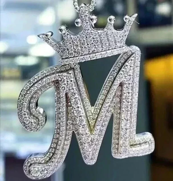 Colgante Corona Letra M Para Hombre Chapado en Oro Blanco 14K Diamante Redondo Creado en Laboratorio Foto 1 de 4