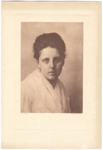 Original vintage 1900s photogravure female portrait by A. v. Loehr, pictorialism - Picture 1 of 2