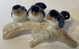 Estatuilla de cerámica vintage de 3 pajaritos en rama - Imagen 1 de 6