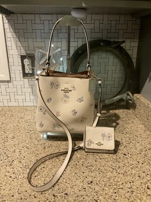 Bolso Coach Small Town Bucket con estampado floral de diente de león y billetera 2310 Foto 1 de 4