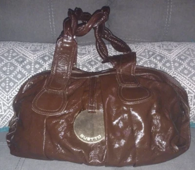 Bolso de hombro GUSTTO marrón charol CALA - Precio de venta sugerido por el fabricante $660 - Buen estado Foto 1 de 4