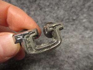 Plymouth Valiant 1966 maletero letra emblema "U" 2602280 OEM 30535 - Imagen 1 de 3