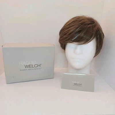 Peluca Raquel Welch Pura Indulgencia Corta Capas Necana Marrón Vibralite Kanekalon Foto 1 de 4