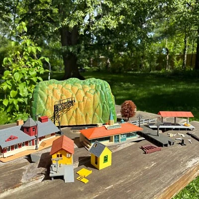 HO Scale TYCO Kit Building Miscellaneous Train Station Pieces & Tunnel AS IS - Image 1 of 4