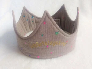 Geburtstagskrone Musselin dunkel beige /bunte Sternen mit Namen*Geburtstagskind - Bild 1 von 5