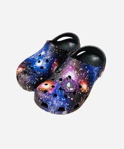 Zuecos negros Crocs clásicos con estampado Galaxy | 13 dijes juveniles - Imagen 1 de 5