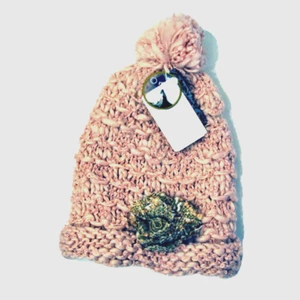 NWT MoonShadow Womens/Teen Winter textured Knit Hat Pom Pom Pink Flower - Picture 1 of 2