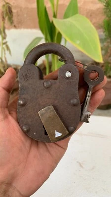 Antiguo candado Aligarh de hierro forjado a mano de 10 palancas y cerradura de latón años 18 funcionando Foto 1 de 4