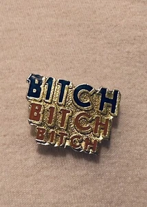 "Spilla novità vintage anni '80 smalto rischioso ""Bitch Bitch Bitch""" - Foto 1 di 3