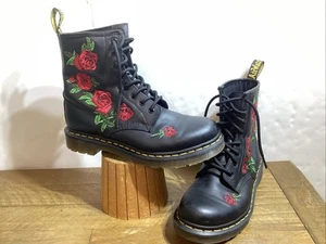 Botas Dr. Martens JY004 Negras 8 Agujeros con Bordado Rosa Talla Mujer’s 8, UK 6 - Imagen 1 de 11