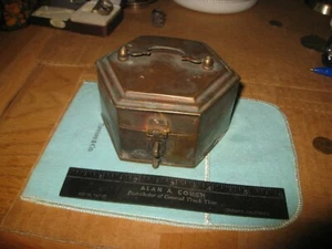 Antike sechseckige aufklappbare Cricketbox mit Riegel & Griff + Patina - Bild 1 von 12