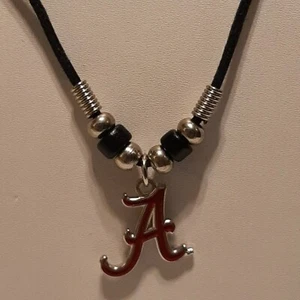 NCCA ALABAMA MAREA CARMESÍ BAMA Colgante Dije / Collar Cuerda Negra 22" - Imagen 1 de 5