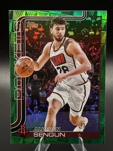2025-26 Topps Basketball ALPEREN SENGUN #180 Green Hoops /99 ROCKETS - Bild 1 von 3