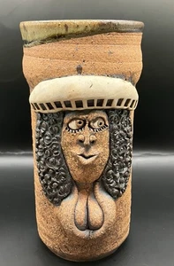 Steinzeug 3D gewagtes Mädchen lustiges Gesicht Kaffeetasse Handarbeit Kunstkeramik signiert - Bild 1 von 7