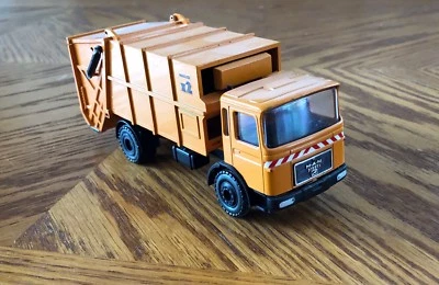 Conrad (German) 1/50th Scale MAN Haller X2 Refuse (Garbage/Waste/Trash) Truck - Image 1 of 4