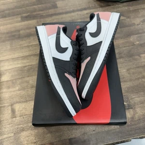 Größe 10,5 - Jordan 1 Low OG Bleached Coral (NEU) - Bild 1 von 5