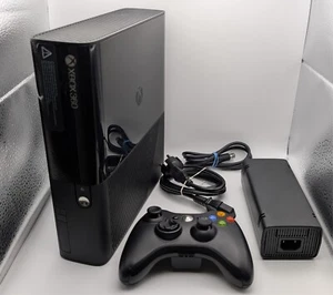 Microsoft Xbox 360 E 250 GB Console + Controller Wireless + Cavo - Foto 1 di 9