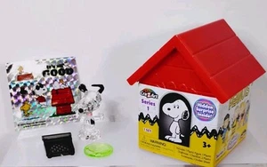 Peanuts Crystal Surprise Charlie Brown Snoopy Series 1 Typewriter Coin 2" Figure - Imagen 1 de 8