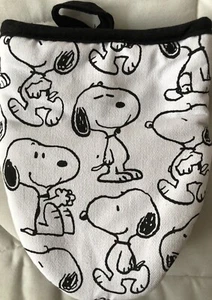 PEANUTS~ALL SNOOPY~BLACK & WHITE~6” X 7”~2025~Oven Mitt~NEW~FAST FREE SHIPPING - Picture 1 of 3
