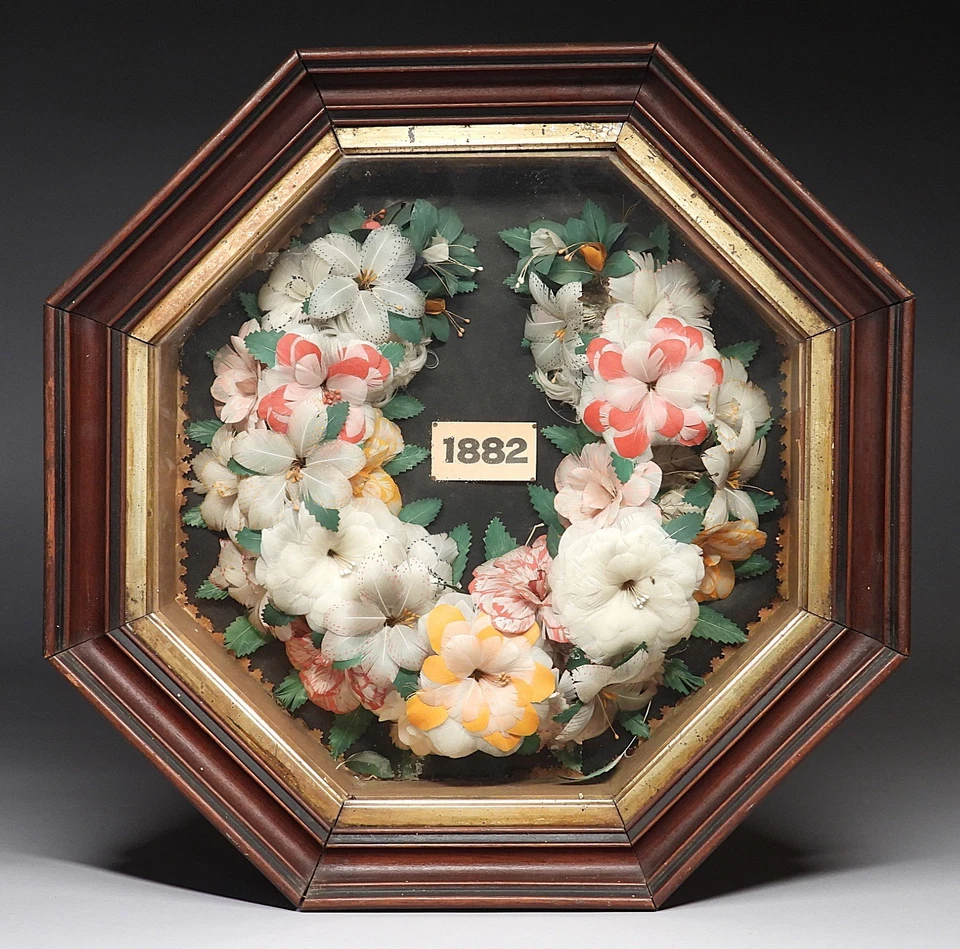 BOM! Grinalda de penas corte arte popular datada de 1882 em moldura de caixa de sombra de nogueira vitoriana - Imagem 1 de 4