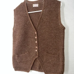 Handgestrickte Damen Weste mit Knöpfen und Taschen braun erdig Medium siehe Bilder - Bild 1 von 6