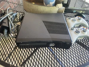 Xbox 360 Konsole 250GB mit 2 Controllern und 11 Spielen und Kinect - Bild 1 von 13