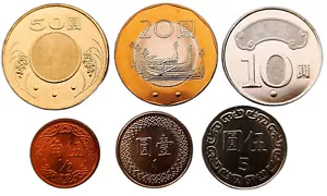 TAIWAN SET DI 6 MONETE 1/2 - 50 YUAN VARIE DATE NAVE BIMETALLICA UNC - Foto 1 di 2