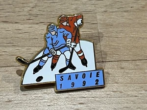 a PINS PIN OLYMPIQUE OLYMPIC JO ALBERTVILLE 1992 SAVOIE ARTHUS BERTRAND DORE - Bild 1 von 1