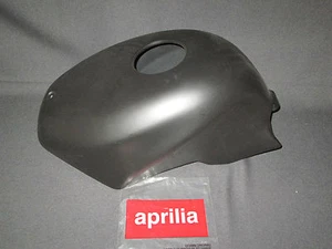 NUEVO GENUINO APRILIA RS 125 1999-2005 NEGRO CUBIERTA DEL TANQUE DE COMBUSTIBLE AP8158735 - Imagen 1 de 6