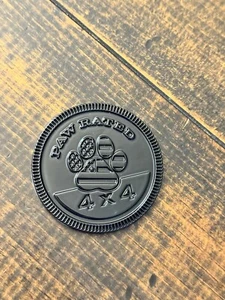 Insignia de guardabarros de metal con clasificación de pata de perro para emblema Jeep Wrangler YJ JL EE. UU. - Imagen 1 de 3