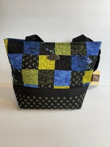 Bolso de Mano Donna Sharp Patchwork. Nuevo con etiquetas. 12”W x 9”H x 5”D. Bolsillos interiores. - Imagen 1 de 16