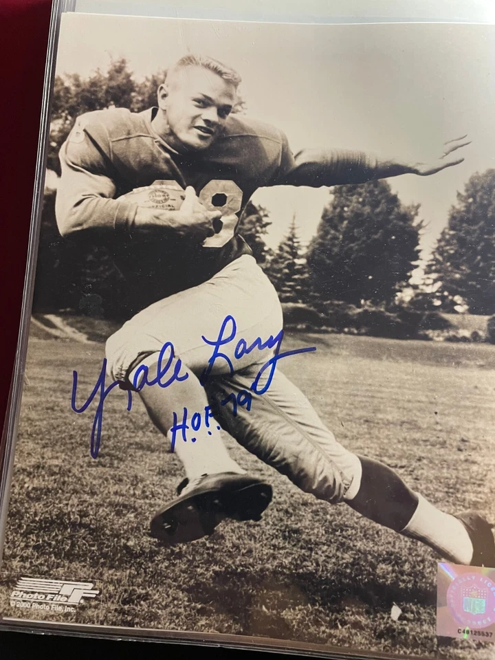 YALE LARY Signed Detroit LIONS 8x10 PHOTO with   HOF Inscription - Image 1 of 1