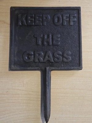 ANTIGUO LETRERO DE HIERRO FUNDIDO DE COLECCIÓN PARA MANTENER ALEJADO DE LA HIERBA  Foto 1 de 4