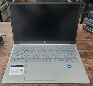 HP 15-fd0095wm, Keeps freezing after a few minutes of use. Read Description! - Afbeelding 1 van 8