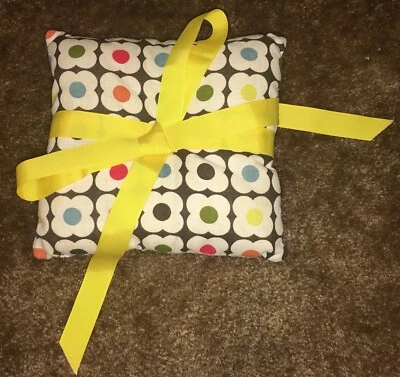 Almohada portadora de anillo Orla Kiely hecha a mano única flores de boda Foto 1 de 4