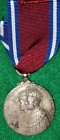 Vintage Original King George V Silver Jubilee Médaille 1935 avec ruban, une certaine usure.