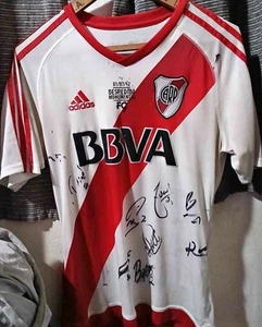 RIVER PLATE ORIGINAL SOCCER FOOTBALL SHIRT SIGNED BY PLAYERS ON CAVENAGHI RETIRE - Picture 1 of 7
