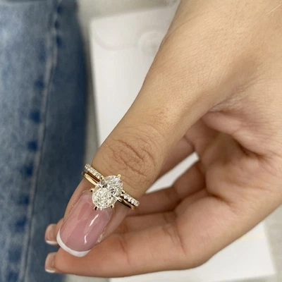 Anillo de diamantes E VS1 ovalado certificado IGI conjunto de bandas de 2 quilates creado en laboratorio oro amarillo de 14K Foto 1 de 4