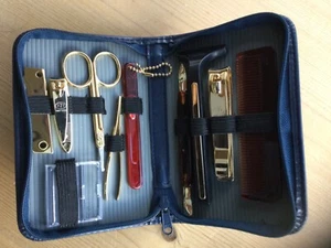 Manicure set in case. Gold coloured metal. Unused. - Picture 1 of 2