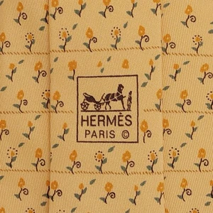 Neuwertige Hermes Paris Made In France gelbe Seidenkrawatte mit Blumenmuster 7941 MA - Bild 1 von 5