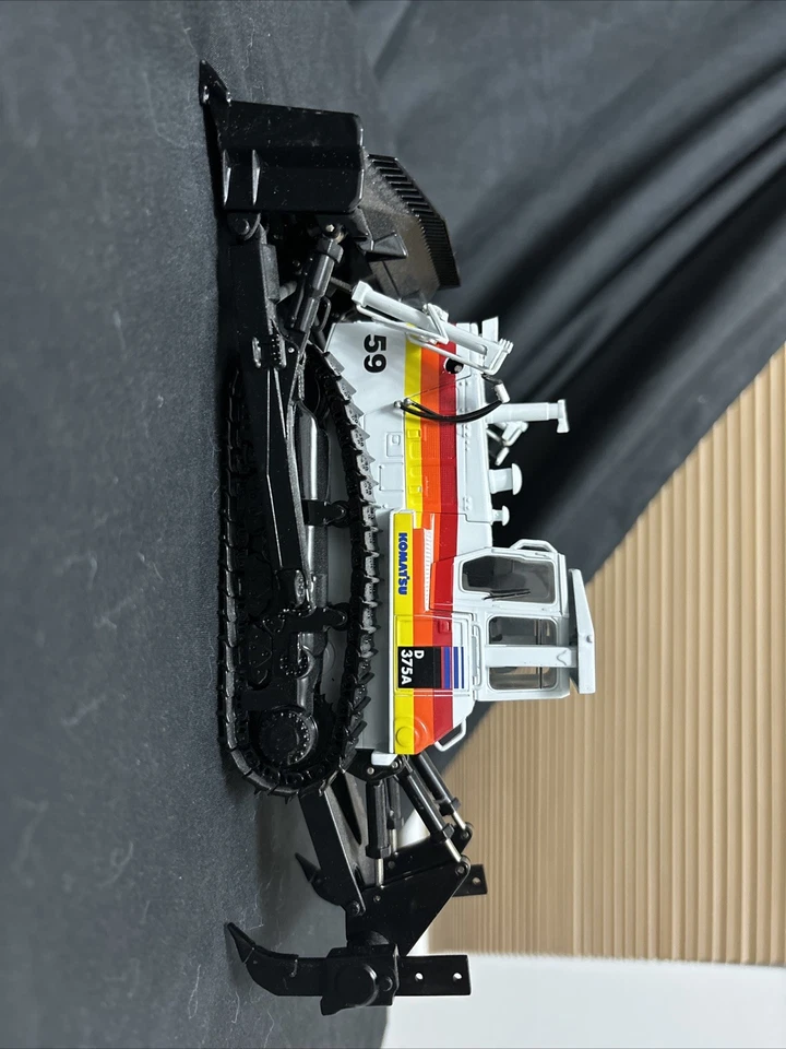 Bulldozer sobre orugas Komatsu D375A escala 1:50 primera marcha diecast año 2006 Foto 1 de 4