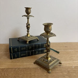 Par de candelabros de latón estilo antiguo - base cuadrada ornamentada - candelabros - Imagen 1 de 15