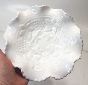 Ruffled Edge White Ceramic Candy Nut Dish  Signed 1975 Grapes Leaves Vitage C4 - Picture 1 of 7