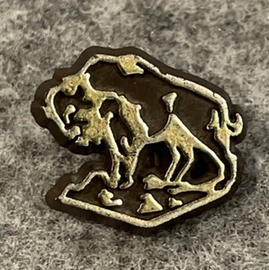 Prendedor de solapa de plástico vintage Buffalo Bison Prairie Range Manitoba emblema Canadá MB - Imagen 1 de 12