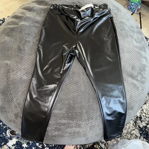 NWT BLOOMCHIC Women Black Faux Leather Size 18-20 Pants Plus Size Curvy Biker - Picture 1 of 4